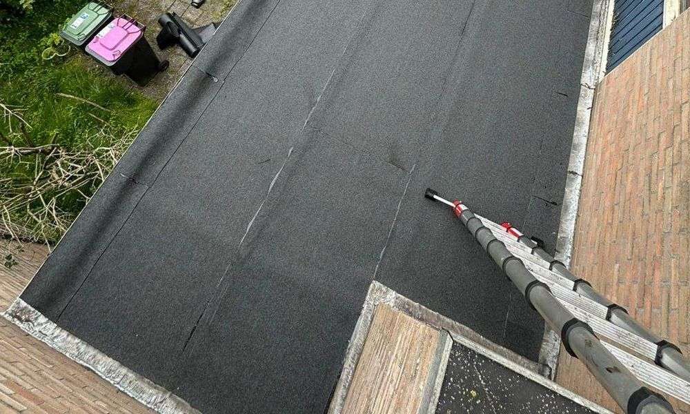 Plat dak geplaatst door dakdekker in Dieren