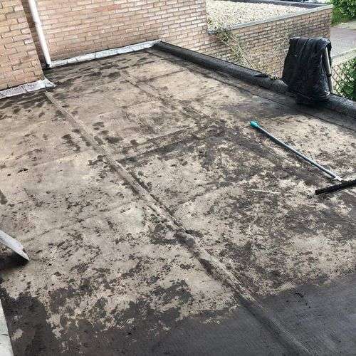Schoonmaken van een plat dak in Dieren